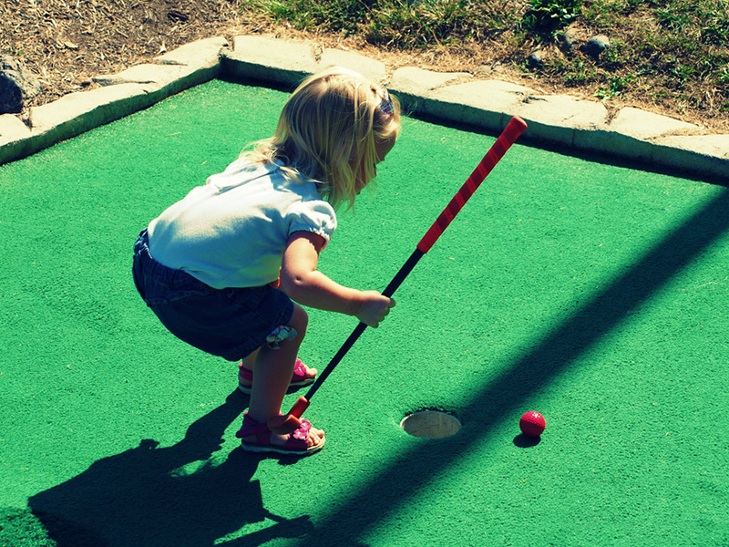 image of a kid playing mini golf in eureka springs arkansas